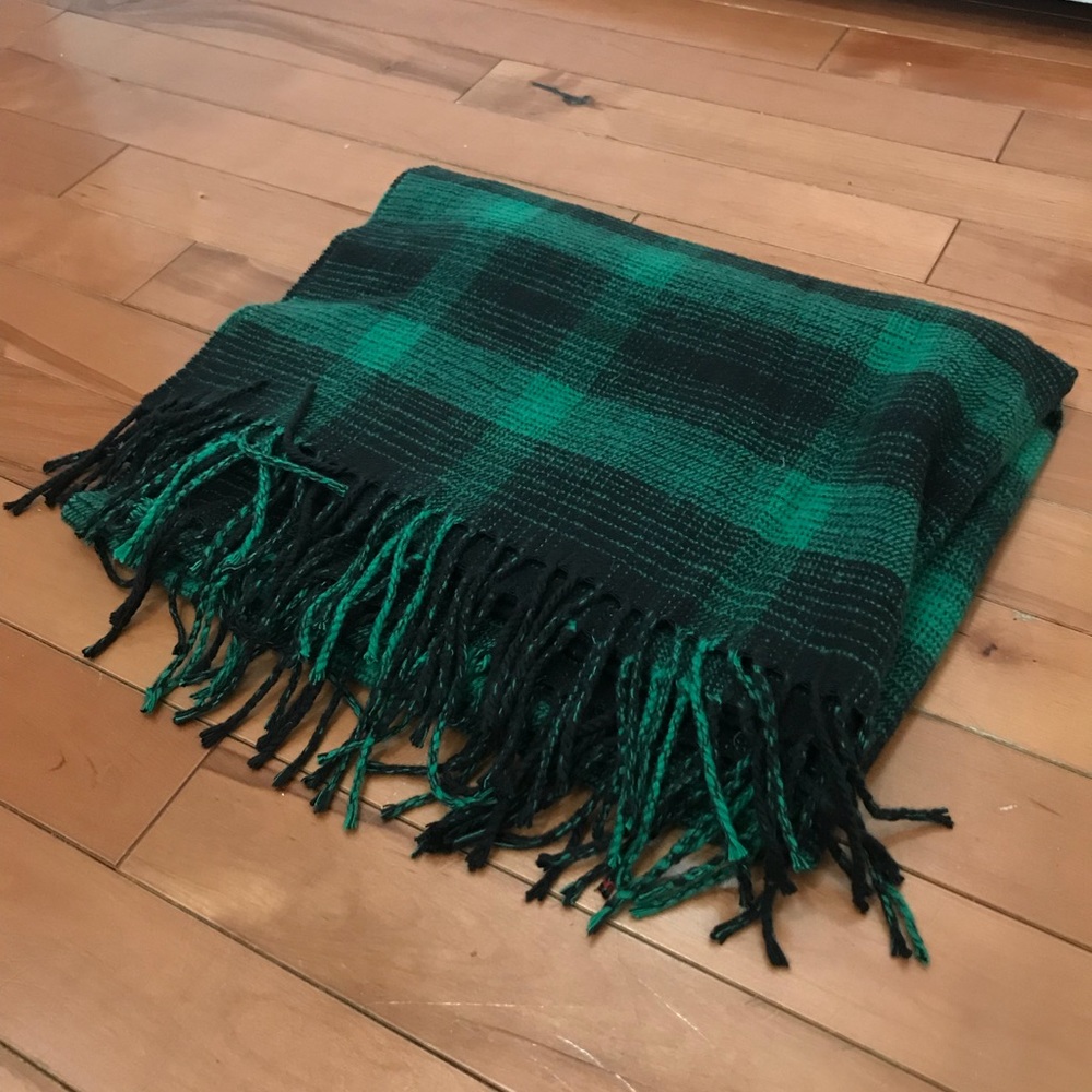 GAP New! Green and Black Soft 100% Acrylic Scarf